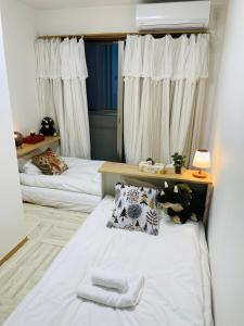 A bed or beds in a room at 上野 秋叶原 附近独栋小洋楼 车站步行3分钟 全新装修 家具家电齐全拎包入住 适合家庭和团队 拎包入住 管理员入住同一栋楼共用浴室