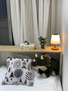 A bed or beds in a room at 上野 秋叶原 附近独栋小洋楼 车站步行3分钟 全新装修 家具家电齐全拎包入住 适合家庭和团队 拎包入住 管理员入住同一栋楼共用浴室