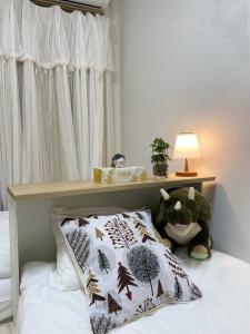 A bed or beds in a room at 上野 秋叶原 附近独栋小洋楼 车站步行3分钟 全新装修 家具家电齐全拎包入住 适合家庭和团队 拎包入住 管理员入住同一栋楼共用浴室