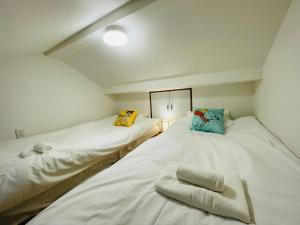 A bed or beds in a room at 上野 秋叶原 附近独栋小洋楼 车站步行3分钟 全新装修 家具家电齐全拎包入住 适合家庭和团队 拎包入住 管理员入住同一栋楼共用浴室