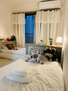 A bed or beds in a room at 上野 秋叶原 附近独栋小洋楼 车站步行3分钟 全新装修 家具家电齐全拎包入住 适合家庭和团队 拎包入住 管理员入住同一栋楼共用浴室