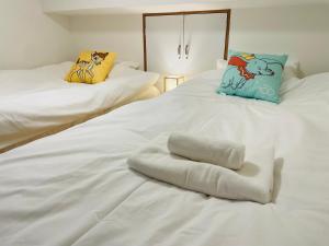A bed or beds in a room at 上野 秋叶原 附近独栋小洋楼 车站步行3分钟 全新装修 家具家电齐全拎包入住 适合家庭和团队 拎包入住 管理员入住同一栋楼共用浴室