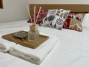 A bed or beds in a room at 上野 秋叶原 附近独栋小洋楼 车站步行3分钟 全新装修 家具家电齐全拎包入住 适合家庭和团队 拎包入住 管理员入住同一栋楼共用浴室