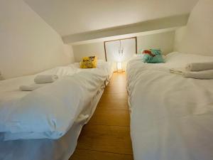 A bed or beds in a room at 上野 秋叶原 附近独栋小洋楼 车站步行3分钟 全新装修 家具家电齐全拎包入住 适合家庭和团队 拎包入住 管理员入住同一栋楼共用浴室