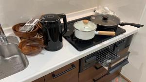 A kitchen or kitchenette at 上野 秋叶原 附近独栋小洋楼 车站步行3分钟 全新装修 家具家电齐全拎包入住 适合家庭和团队 拎包入住 管理员入住同一栋楼共用浴室