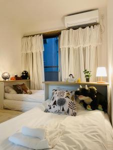 A bed or beds in a room at 上野 秋叶原 附近独栋小洋楼 车站步行3分钟 全新装修 家具家电齐全拎包入住 适合家庭和团队 拎包入住 管理员入住同一栋楼共用浴室