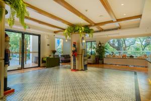 Hall o reception di Guilin O-LIVE Social Hotel -Riverside -Adjacent Elephant Hill -Pedestrian Street-Twin Towers-Mediterranean style