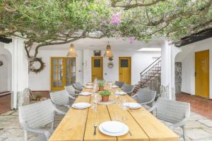 San PriamoにあるVilla La Scuderia I Unique Beachfront Villaの中庭にある長い木製のテーブルと椅子 +42枚の写真