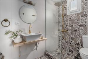 łazienka z umywalką i prysznicem w obiekcie Tresor Boutique Home w mieście Kolios +27 zdjęć