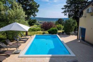 Bazén v ubytování Vila Porto Olive - Private 4 Bedroom vila next to Piran & Portorož nebo v jeho okolí