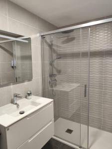 a bathroom with a glass shower and a sink at Cangas con encanto in Cangas de Morrazo