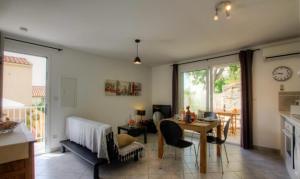 un soggiorno con un tavolo e una sala da pranzo di Village Cargèse 2 a Cargèse
