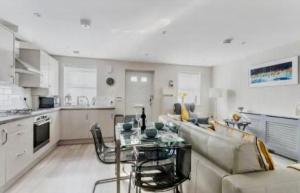 una sala de estar con un sofá y una mesa en Stylish Poole townhouse, en Poole