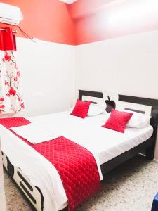 Postel nebo postele na pokoji v ubytování Hotel Jyothi Kumar Royal
