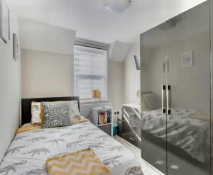 1 dormitorio con cama y armario de cristal en Stylish Poole townhouse, en Poole