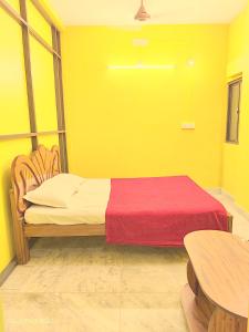 Postel nebo postele na pokoji v ubytování LE PRINCE VILLA # NON AC ROOMS with CAR PARKING # TRIPLE 9 TRIPLE 4 16 DOUBLE ZERO
