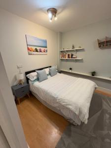 a bedroom with a large bed in a room at Comfortable Guest stay in Paddock Wood and we also offer second bedroom for children or friends travelling together in Paddock Wood +7 photos