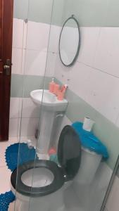 La salle de bains est pourvue de toilettes noires et d'un lavabo. dans l'établissement Apartamento mobiliado bem localizado na Augusto Montenegro, à Belém