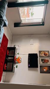 une pièce avec un plafond avec une fenêtre et de la nourriture dans l'établissement Apartamento mobiliado bem localizado na Augusto Montenegro, à Belém