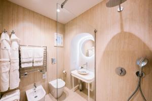 une salle de bain avec un lavabo, des toilettes et une douche dans l'établissement Palazzo Pascal, à Scala