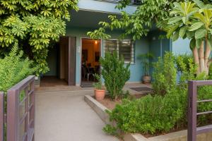 A garden outside Urban Living, Minicasa Nomad - Kalamata's Hideaway