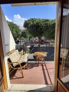 ein Balkon mit Stühlen und einem Tisch und einer Aussicht in der Unterkunft Appartamento Marechiaro in Scalea