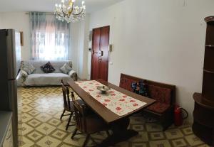 ein Esszimmer mit Tisch und Couch in der Unterkunft Appartamento Marechiaro in Scalea + 21 Fotos