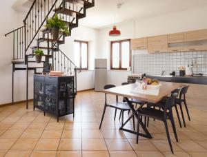 a kitchen and dining room with a table and chairs at Casale Nonno Dario, Balcone delle Marche Cingoli in Troviggiano