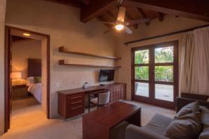 TV a/nebo společenská místnost v ubytování Villa Tranquilidad 6BR by Cabo Villas