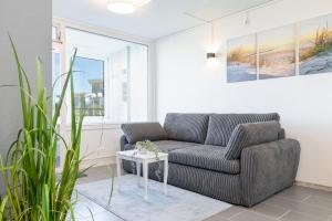 a living room with a couch and a table at Marina Wendtorf Glückskoje in Wendtorf