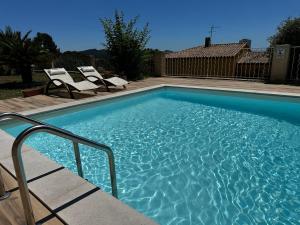una piscina con dos sillas en Villa Horizons - Grande maison vue mer avec piscine 15mn à pieds de la plage, en La Seyne-sur-Mer