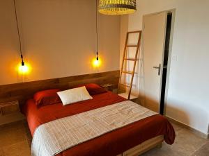 1 dormitorio con cama, escalera y luces en Villa Horizons - Grande maison vue mer avec piscine 15mn à pieds de la plage, en La Seyne-sur-Mer
