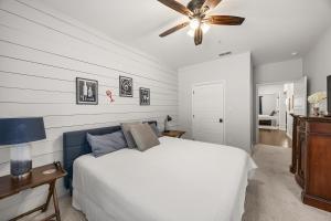 een slaapkamer met een bed en een plafondventilator bij Hill Country Hideout in FBGTX in Fredericksburg +36 foto's