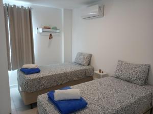 una piccola stanza con due letti e un divano di Golden Lake - Lazer e Conforto ad Arraial do Cabo Altre 32 foto