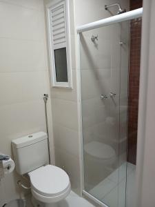 un bagno con wc e doccia in vetro di Golden Lake - Lazer e Conforto ad Arraial do Cabo