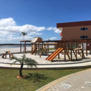 un parco giochi di fronte a un edificio vicino alla spiaggia di Golden Lake - Lazer e Conforto ad Arraial do Cabo