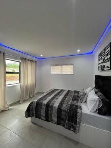 En eller flere senge i et værelse på Lux on Windermere 4 Bedroom House