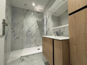 a bathroom with a shower and a sink at La Casetta - Essoyes - 4prs - Wifi in Essoyes
