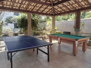 a ping pong table on a patio at Alvorecer do Pepê in Lagoa Santa