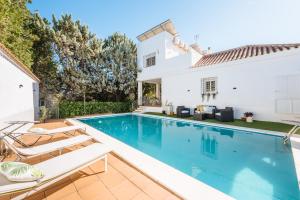 Πισίνα στο ή κοντά στο La Casona lujo y relax en Sevilla