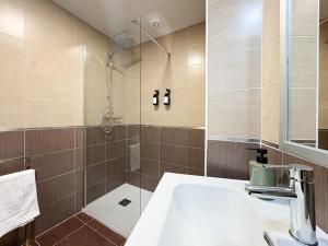 a bathroom with a sink and a shower at ChillaHomes 003 in Candeleda