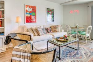 ein Wohnzimmer mit Sofa und Tisch in der Unterkunft Sea La Vie Condo Pensacola Beach Access! in Pensacola Beach + 20 Fotos