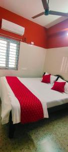 Postel nebo postele na pokoji v ubytování Hotel Jyothi Kumar Royal
