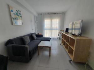 Televízia a/alebo spoločenská miestnosť v ubytovaní Alquilaencanarias-Medano, Cabezo beach & pool