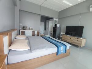 En eller flere senge i et værelse på 30m beachfront Seaview Jomtien beach high level seaside Thiantong condo + 30 billeder