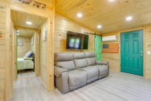 Afbeelding uit fotogalerij van 4 Mi to Delaware River Callicoon Retreat with Deck! in Callicoon