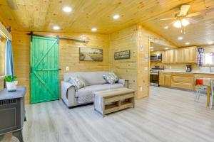 Afbeelding uit fotogalerij van 4 Mi to Delaware River Callicoon Retreat with Deck! in Callicoon