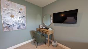 una habitación con un escritorio con un espejo y un espejo en Canavans Hotel, en Garvaghy