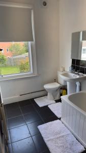Un baño con lavabo, bañera e inodoro. en Perfect room 4, en Bristol