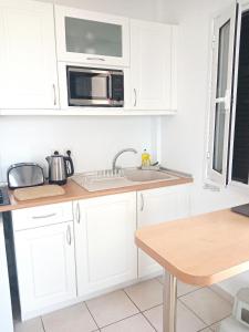 A kitchen or kitchenette at Bluview, Glyfada, Corfu